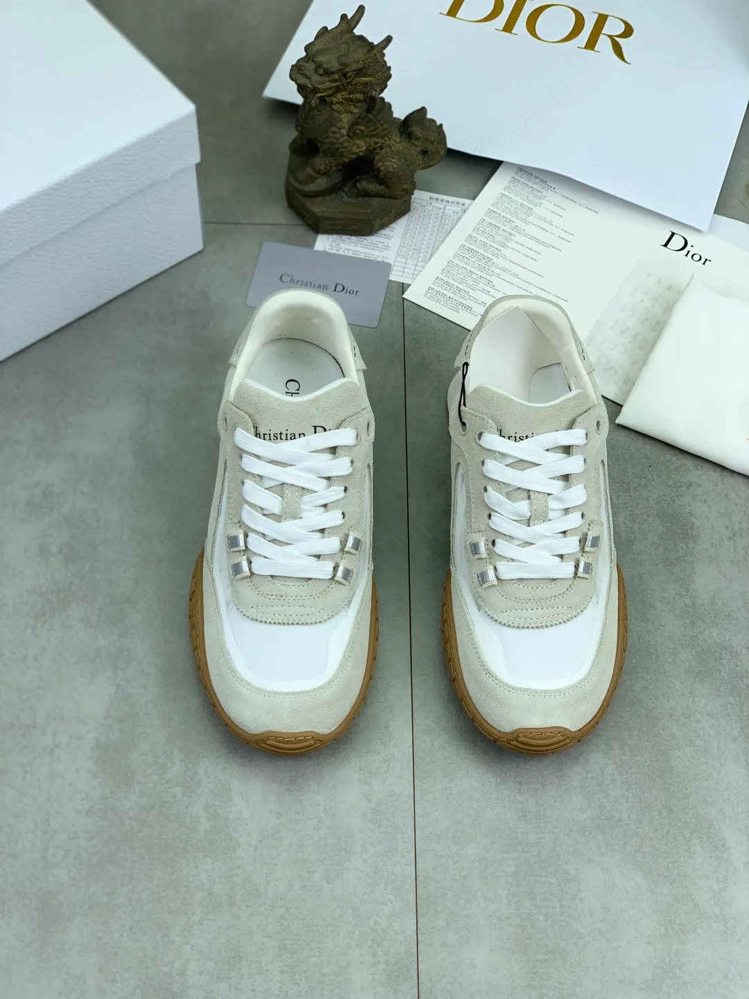 Men's men's shoes P560 new Dior Tech sneakers 2026 early spring series new products, with fashionable details, highlighting retro aesthetics. The light beige anti-suede cow leather upper is spliced ​​with apricot transparent mesh fabric on the side. The upper window edge is adhered with high-frequency flat ironing and back-pressure. It replicates the original craftsmanship, making it beautiful and comfortable without falling off. The interior is made of sheep lining of the same color and is soft and comfortable. The heel and tongue are embellished with the Paris logo. The textured TPU soles with the same color logo. The high-end version is exquisitely packaged with an airplane box, adding to the high-end style. Color: 4️⃣colors available Size: Female 35-41 Male 39-46